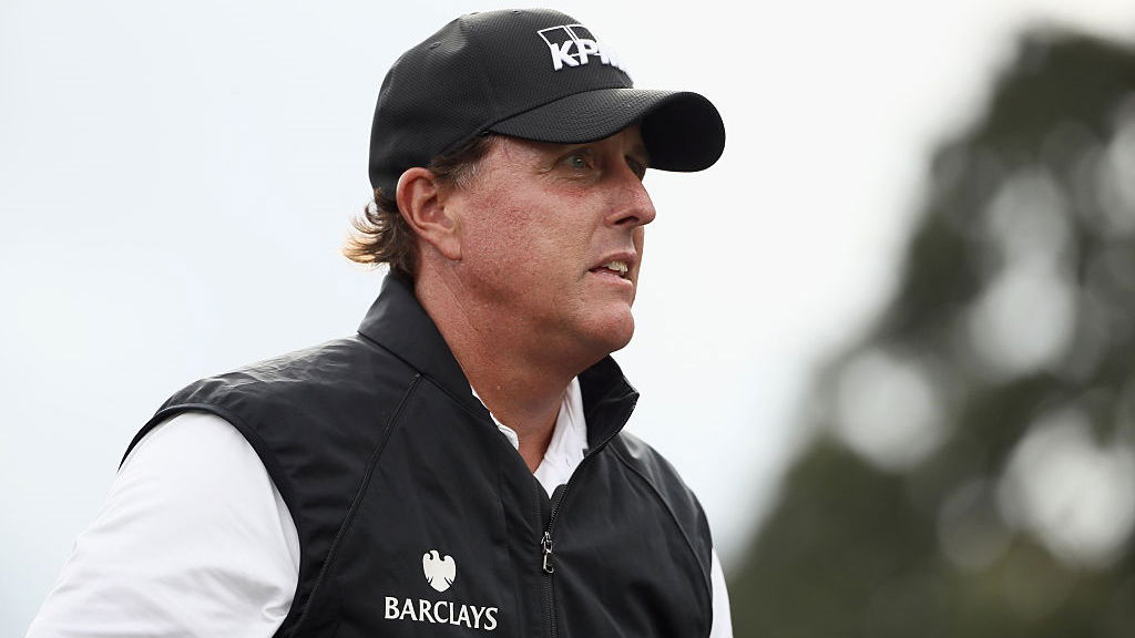 phil mickelson undergoes second sports hernia surgery