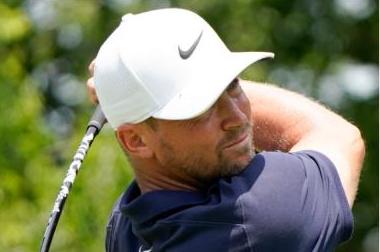 Alex Noren hits INCREDIBLE PITCH on famous road hole at St. Andrews