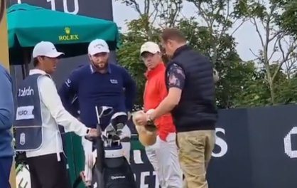 Golf fans react to Rory McIlroy's club being KNICKED by a random golf punter!