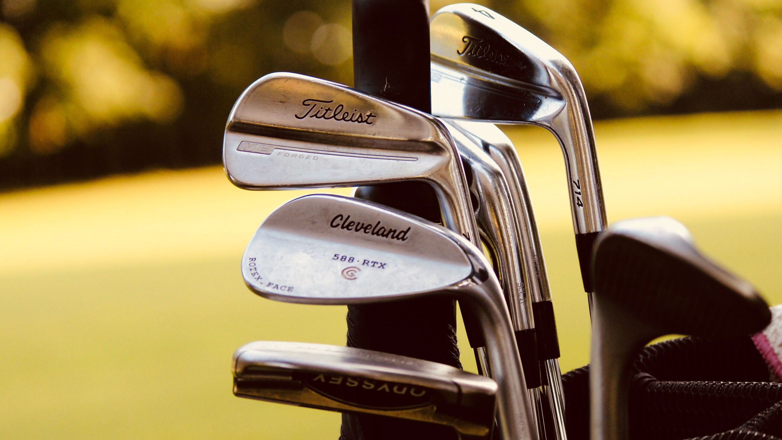 You will not be-LEAF what this golfer has put in his bag!