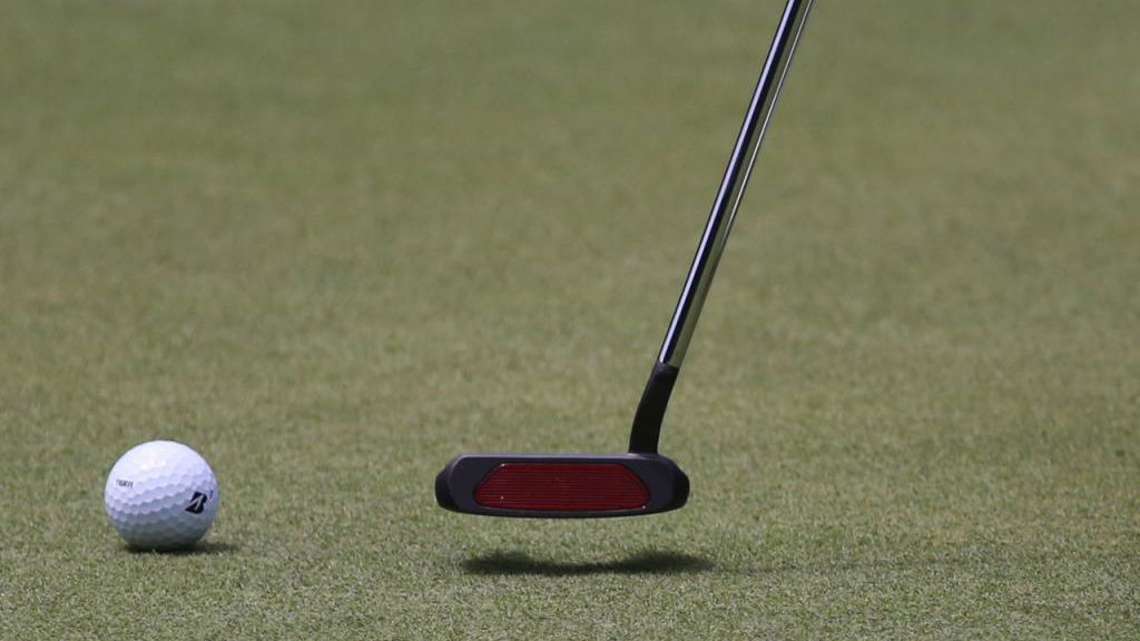 Tiger Woods is testing a new putter, and the world is going mad! 