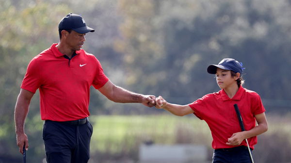 Tiger Woods STUNS golf fans with INCREDIBLE GOLF BALL TRICK with Charlie Woods