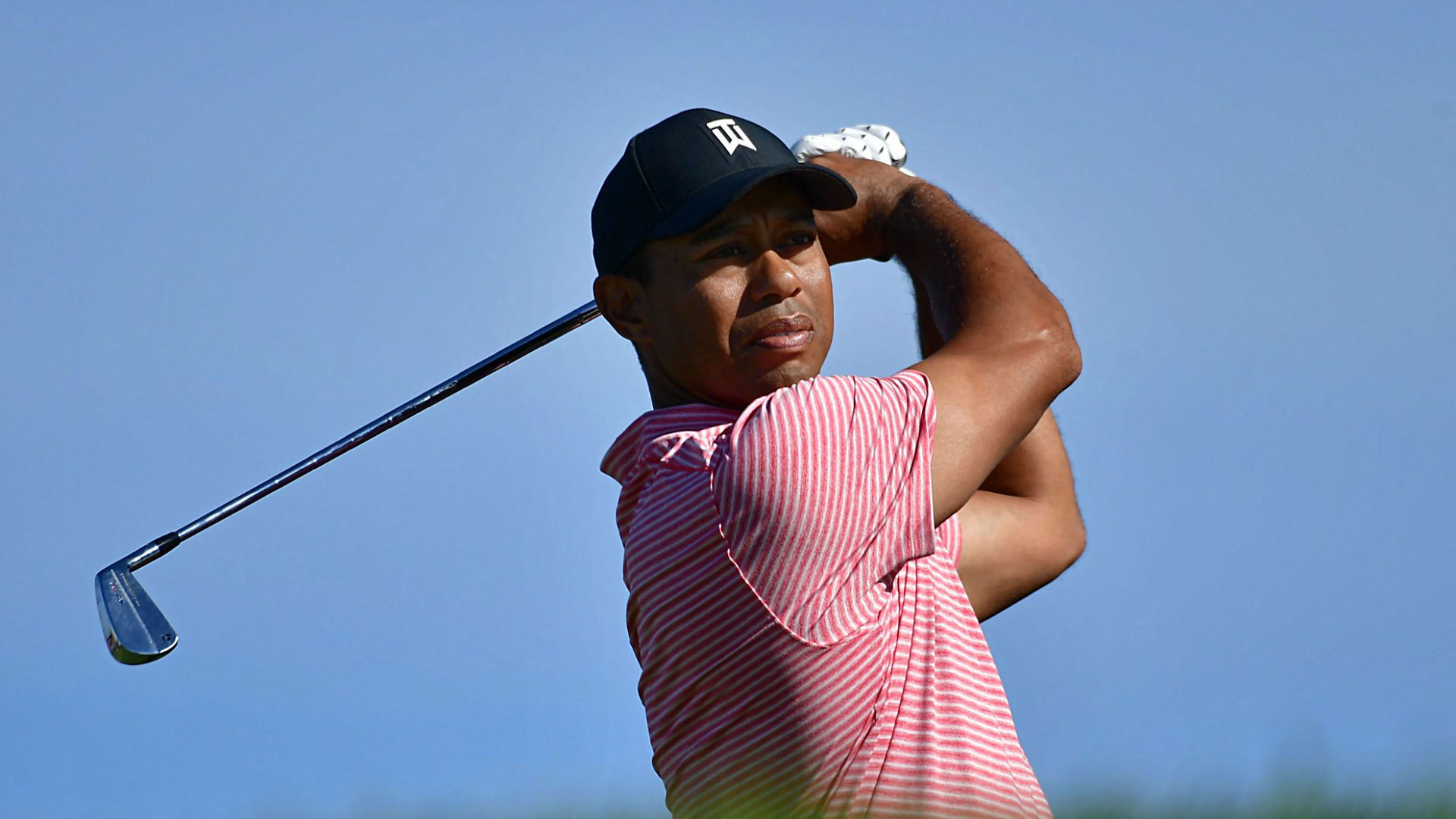 Tiger Woods breaks his Sunday shirt tradition at Torrey Pines
