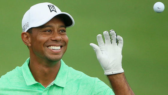 WATCH: Tiger Woods hits fan on leg, tosses ball w/o breaking stride...