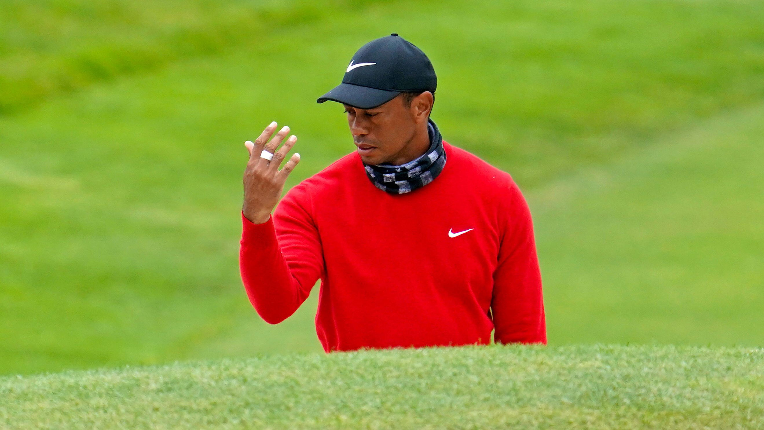 Social media reacts to Tiger Woods' very bizarre new move on the range