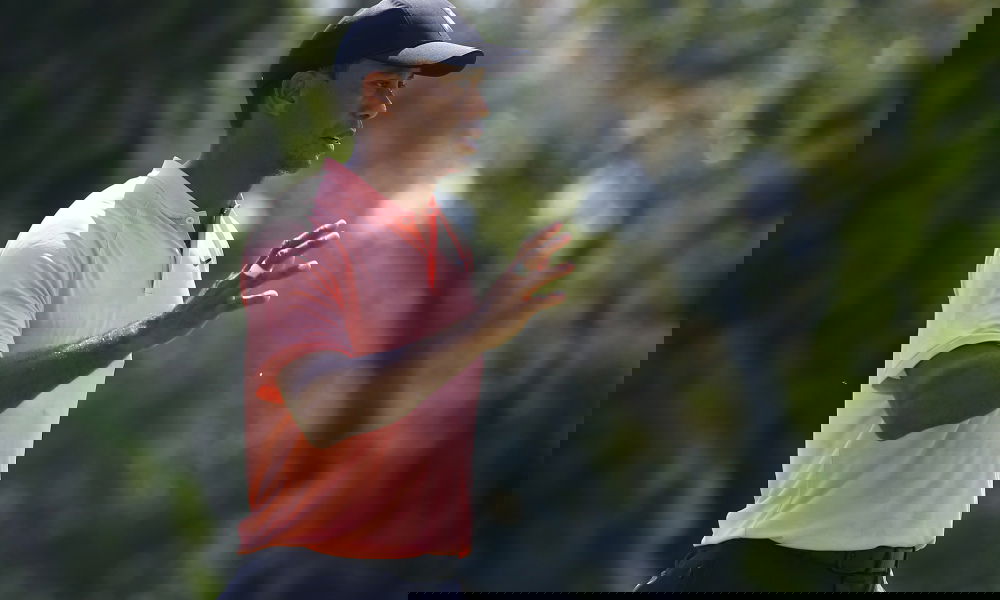 Tiger Woods drains eagle at 18th to tie lead at Tour Championship