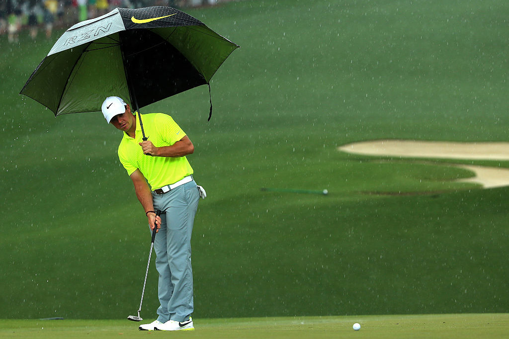 8 best tips for playing golf in the wind and rain!