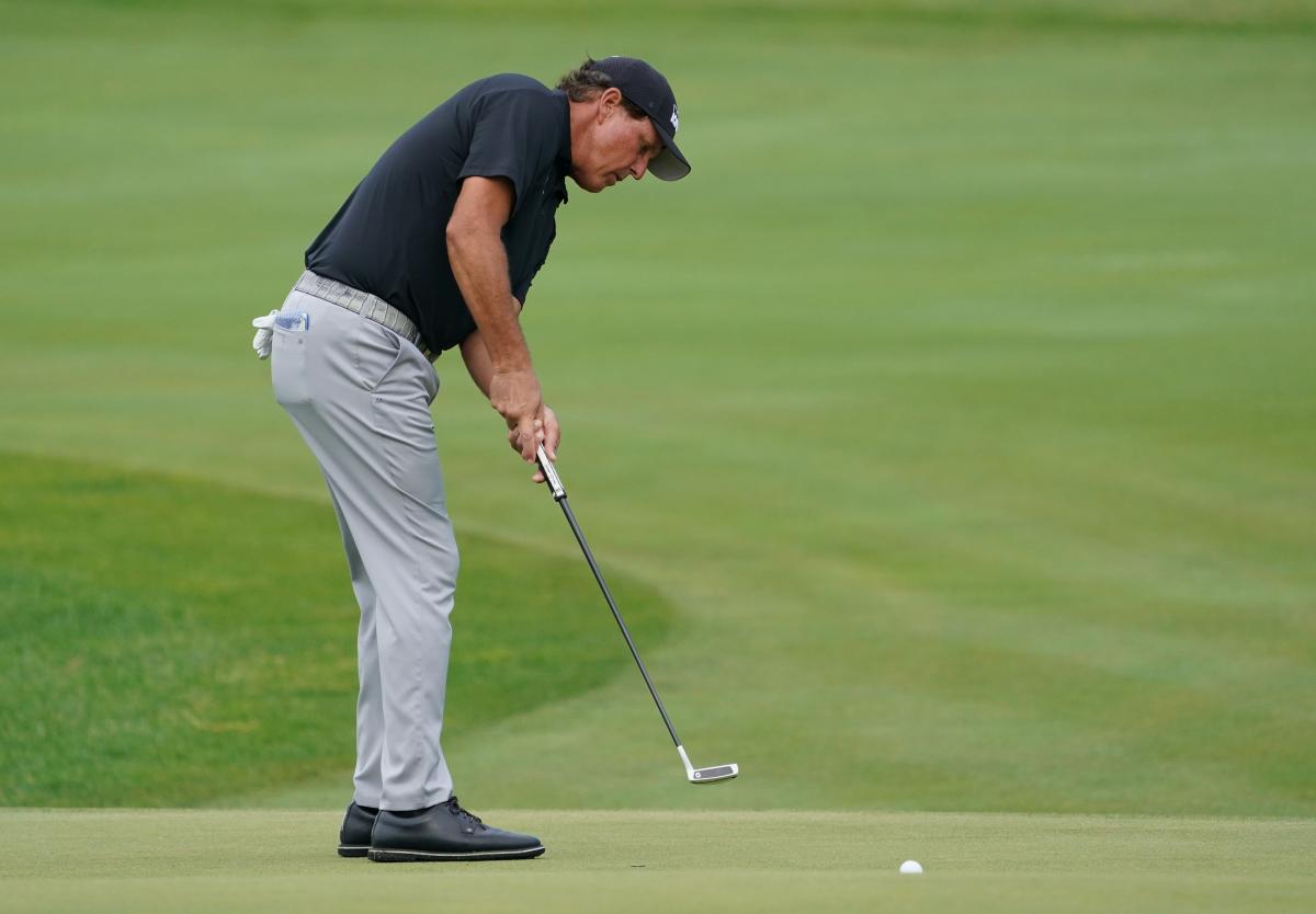 Social media reacts to Phil Mickelson&#039;s BIZARRE new putting stroke