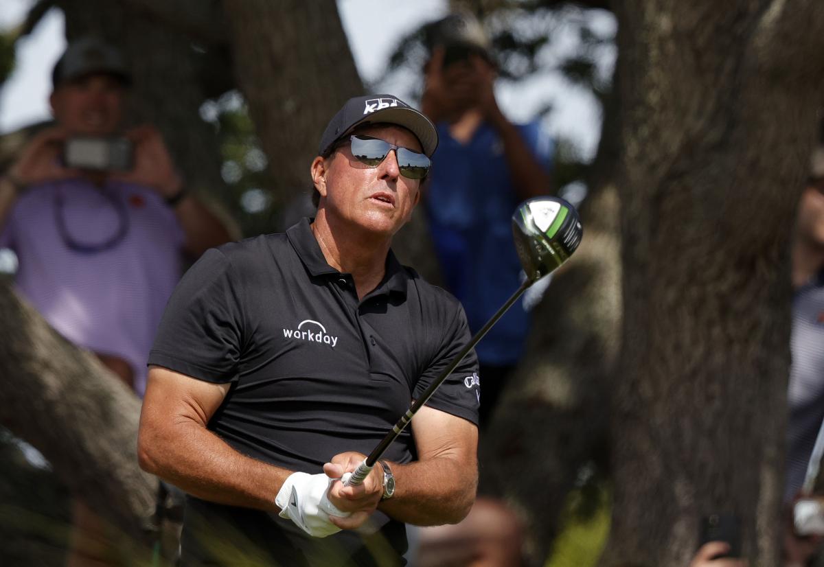 Phil Mickelson CRACKED TWO CLUBS before the final round of the US PGA!