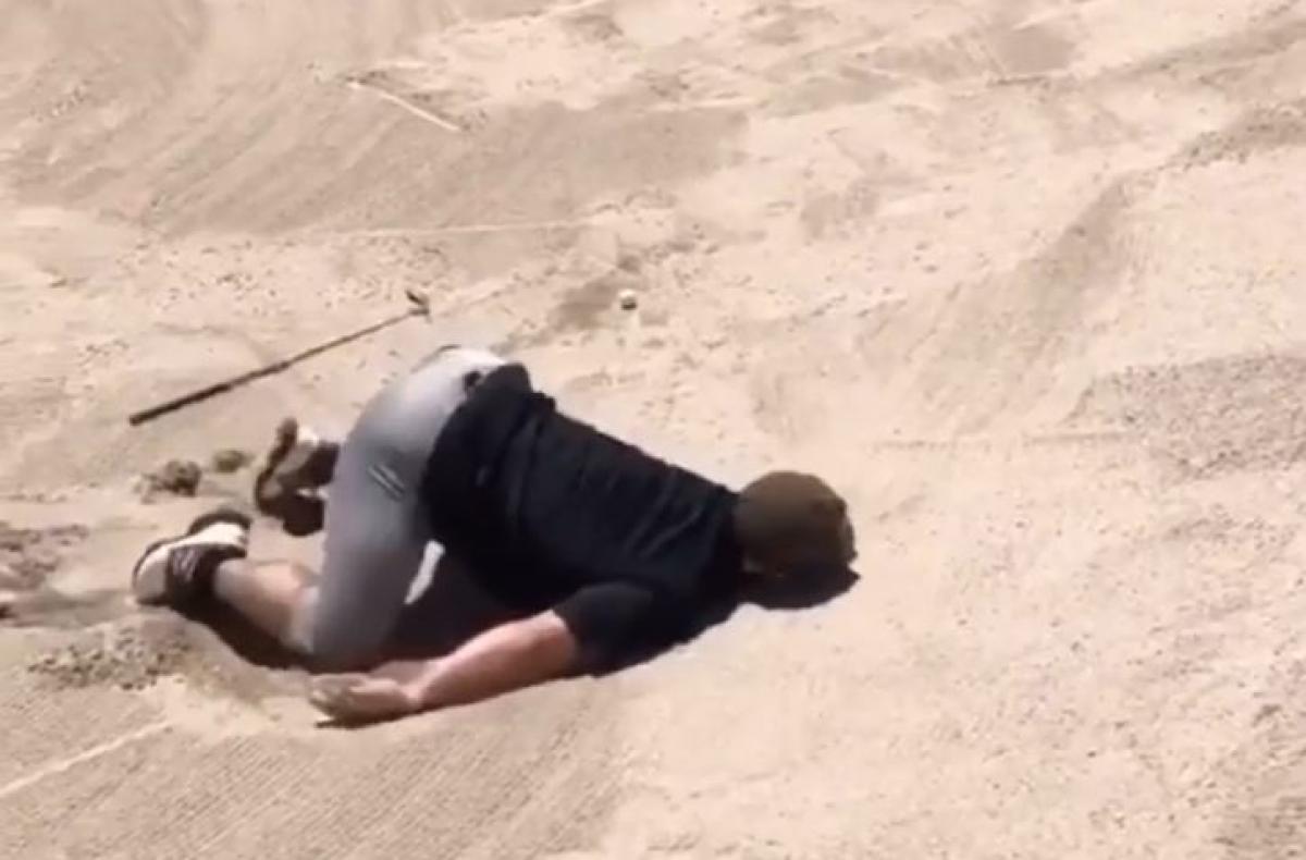What&#039;s the golf rule on this BIZARRE bunker incident?!