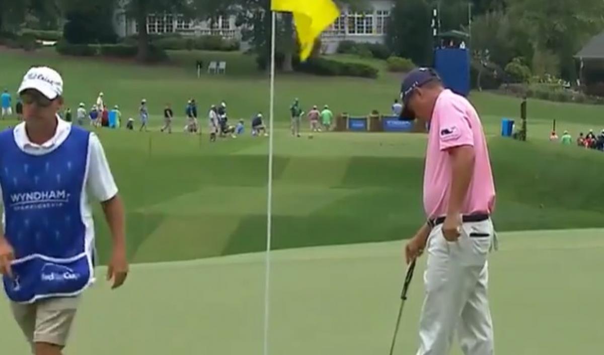 WATCH Jason Dufner SMASHES his putter against the flag at Wyndham Championship GolfMagic