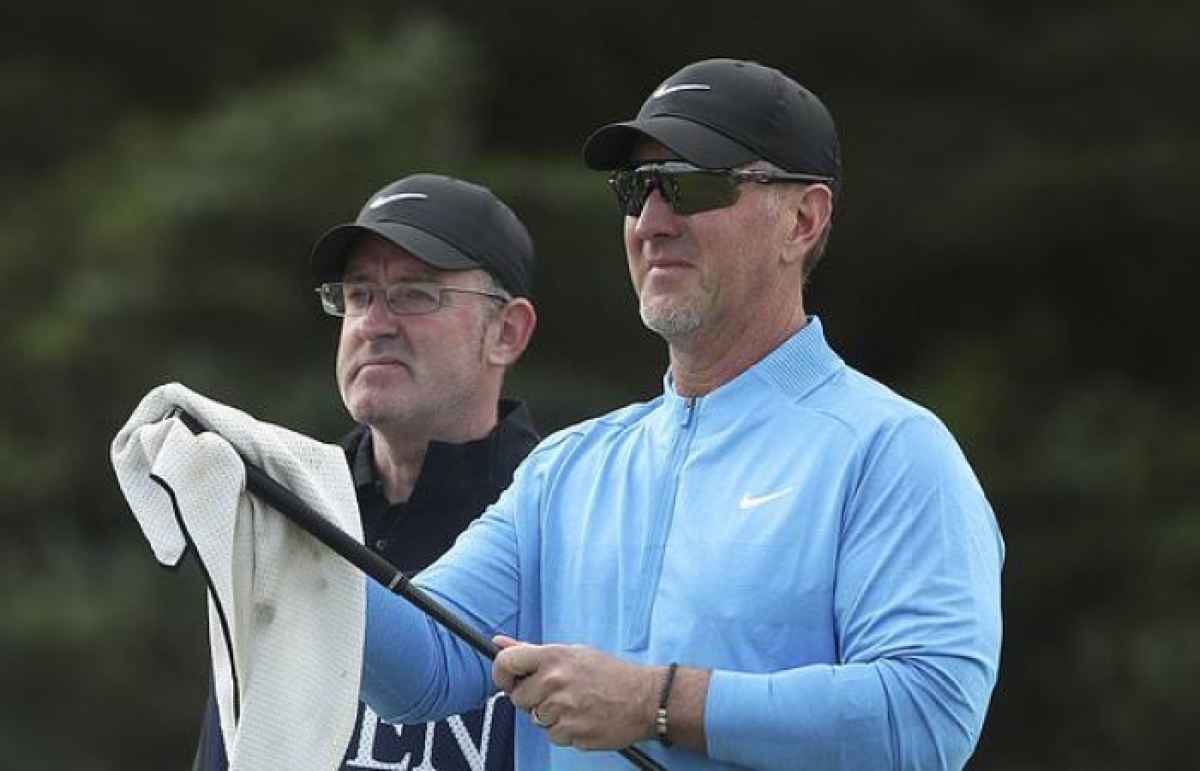 David Duval scores a 13 on the 7th at the Open