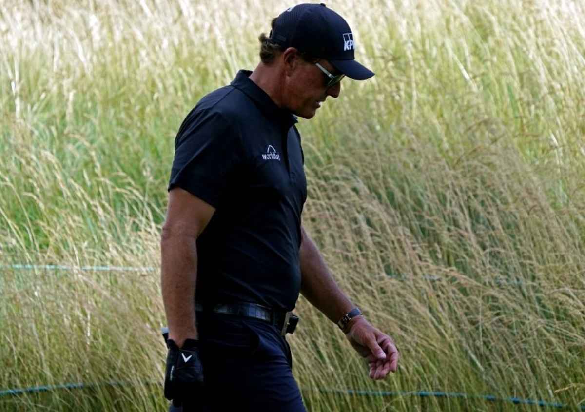 Golf fans RIP Phil Mickelson for wearing jogger-style trousers