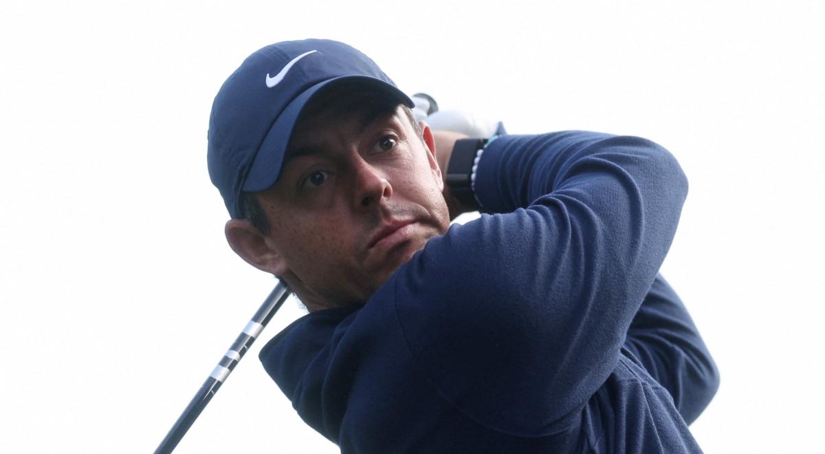 Rory McIlroy birdies the last in darkness to lead the Italian Open