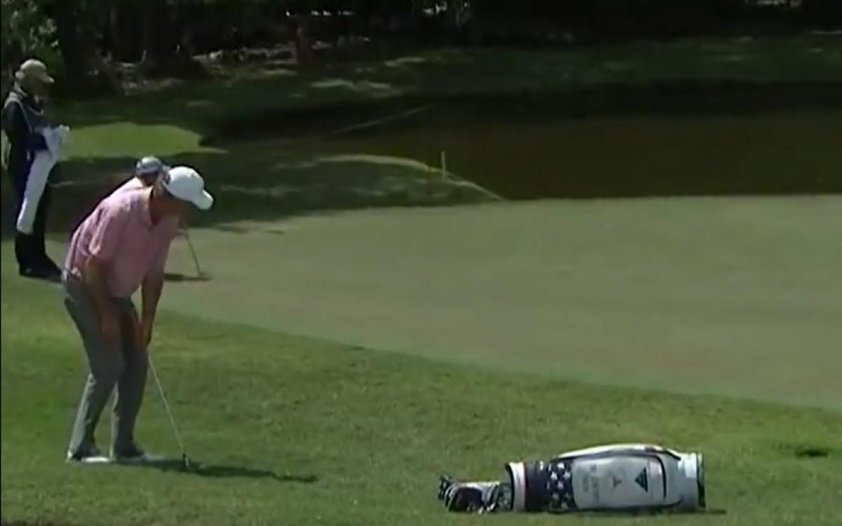 PGA Tour winner goes ONE-HANDED on chip shots: 