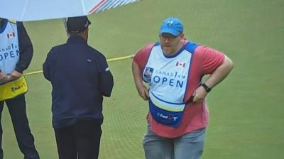 A fan replaced CT's injured caddie Mike Cowan 