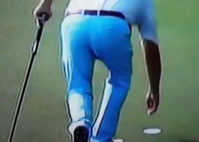 jason dufner splits his pants as he picks ball out of hole