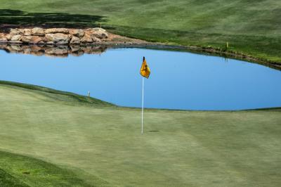 Golfer drowns in pond while looking for his golf ball