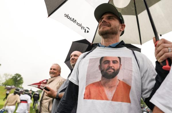 A fan with a Scheffler mugshot on his T-shirt