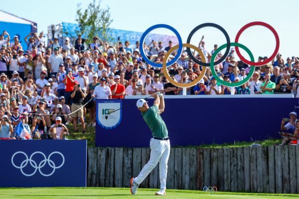 Rory McIlroy teeing off the 1st on Thursday