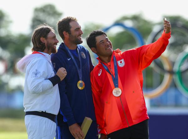 Matsuyama takes an Olympic Golf podium selfie