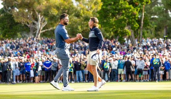 Cameron Smith shakes hands with Jon Rahm