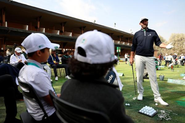 Dustin Johnson coaches young Saudi golfers