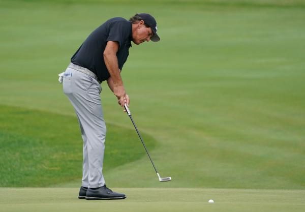 Social media reacts to Phil Mickelson's BIZARRE new putting stroke