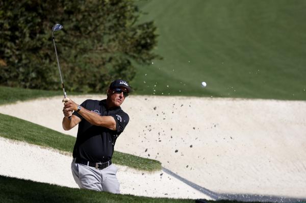 Phil Mickelson gives $100 to golfers while filming Amstel commercial