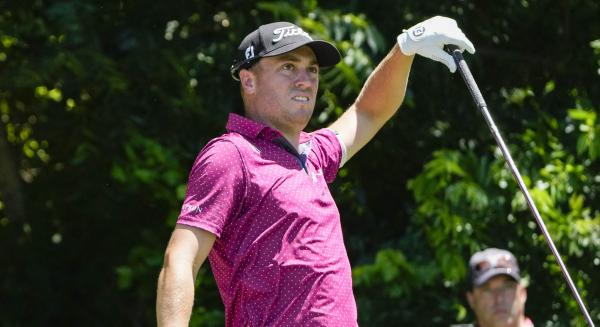 Justin Thomas nearly hits drive OVER FENCE but makes par in Charles Schwab R1