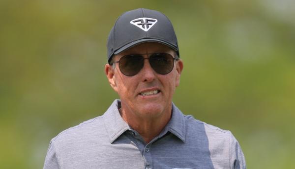 Rules official saves Phil Mickelson from penalty at PGA Championship