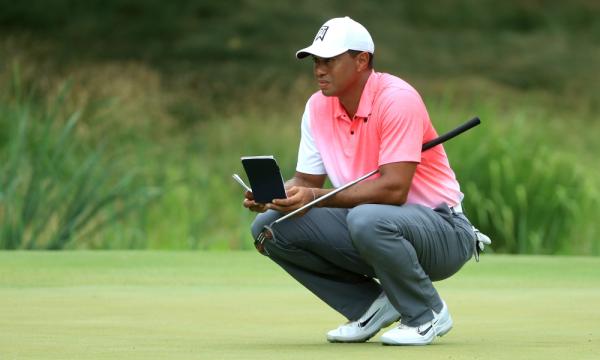 Tiger Woods puts new mallet in play, struggles continue on greens
