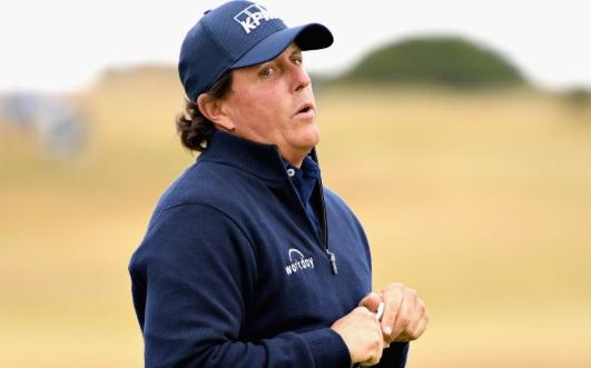 Mickelson putts in front of 