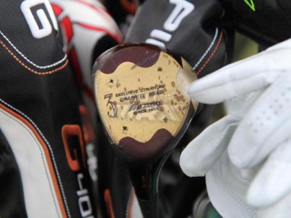 Right-handed PGA Tour pro sticks left-handed wood in his bag! 