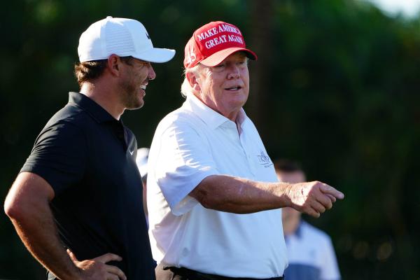 Donald Trump heckled at LIV Golf Miami: 