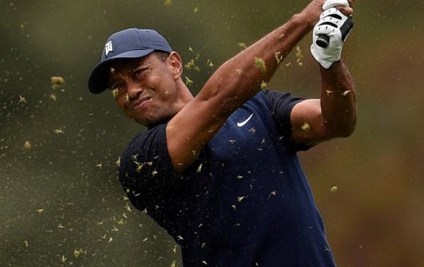 Golf fans react as Tiger Woods seen APPLYING WEIGHT to injured leg