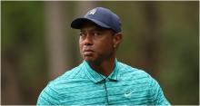Tiger Woods putts birdie attempt into bunker en route to R2 70 in Albany