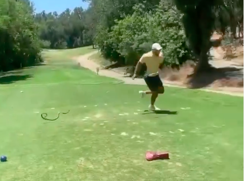 Golf fans react to HILARIOUS FAKE SNAKE prank on the golf course ...