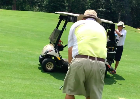 Golf fans react to a golfer&#039;s BIZARRE pre-shot routine