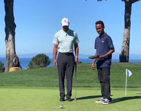 Tiger Woods holes putt with TGR mentee without using his hands!
