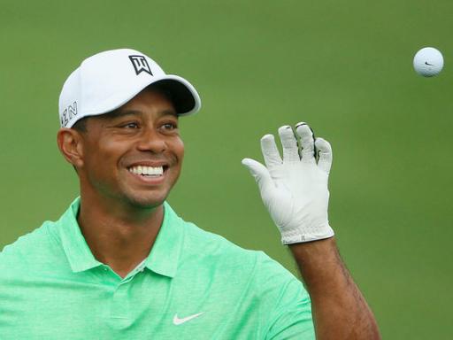WATCH: Tiger Woods hits fan on leg, tosses ball w/o breaking stride...