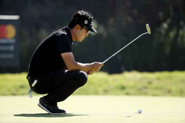 Kevin Pietersen shows Kevin Na how to go about a tap-in! 