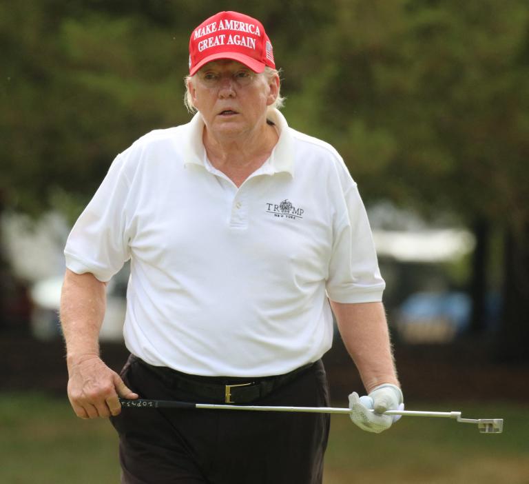Donald Trump talks about throwing dirt in the faces of journalists on golf trip