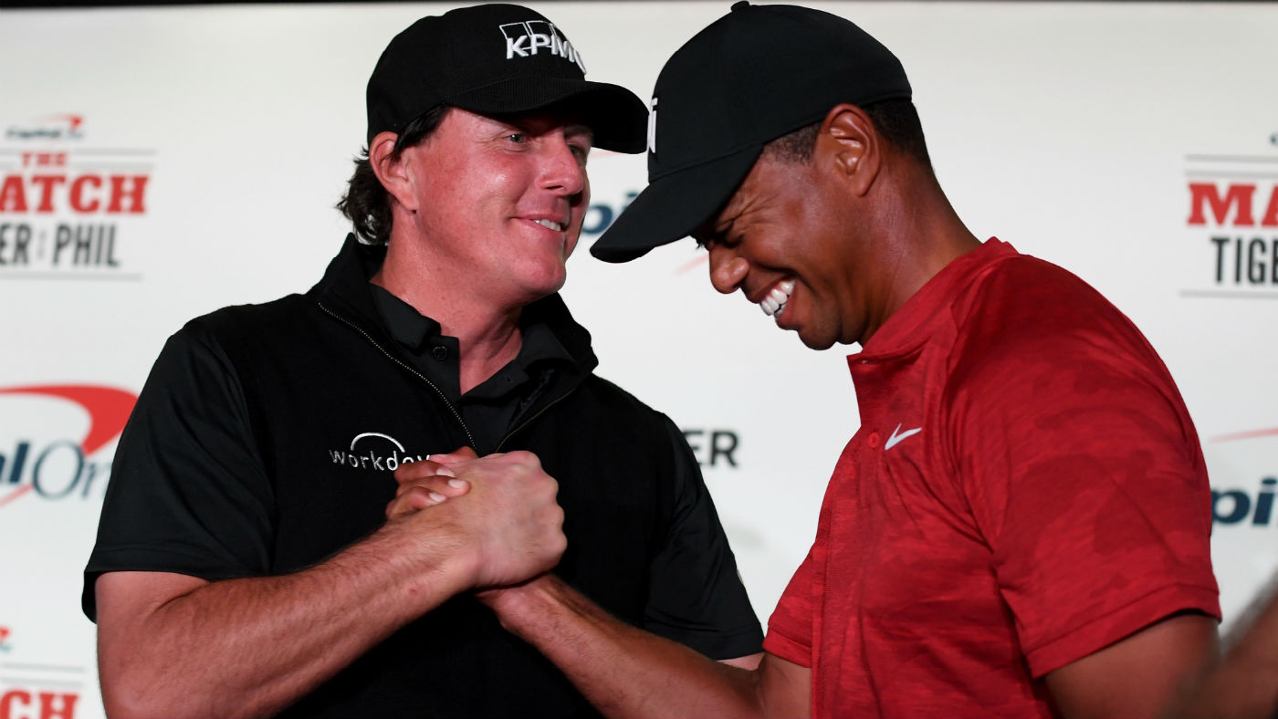 WATCH: Tiger Woods handed mystery note from female during 'The Match'