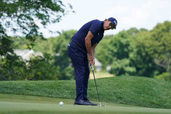 WATCH: Phil Mickelson's bizarre new 'STOP-START' putting stroke