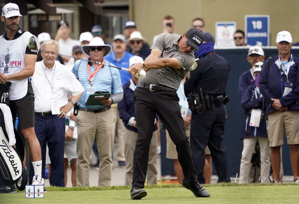 Golf fans react as Phil Mickelson POSES FOR PICTURE with fellow lefty golfer