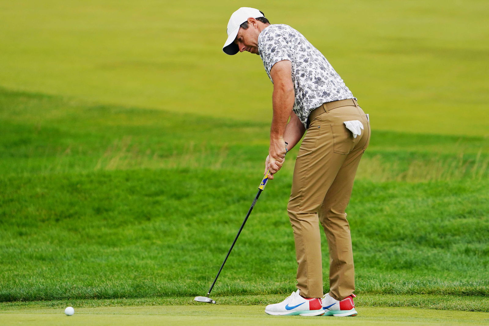 Rory McIlroy rages in bunker at US Open before making incredible par