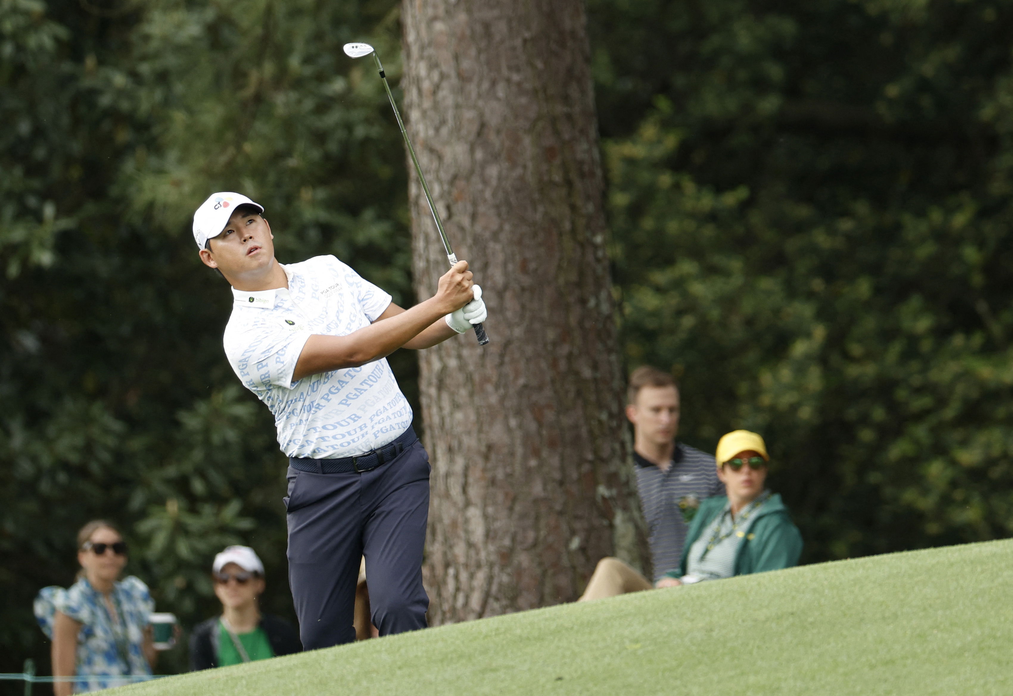 Si Woo Kim wears very loud PGA Tour shirt in front of Phil Mickelson at Masters