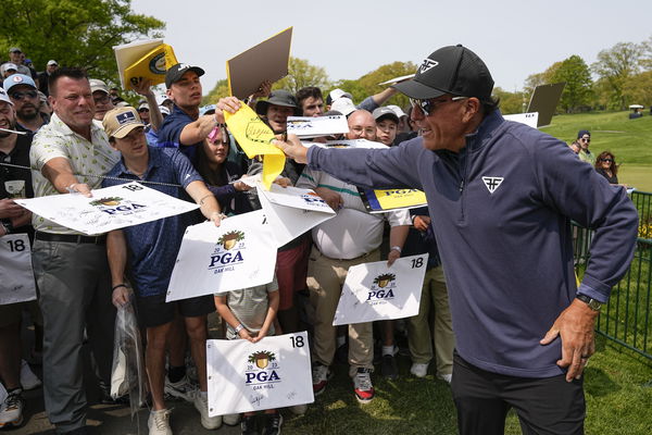 10 of the funniest reactions to hilarious pic of Phil Mickelson, PGA Tour boss