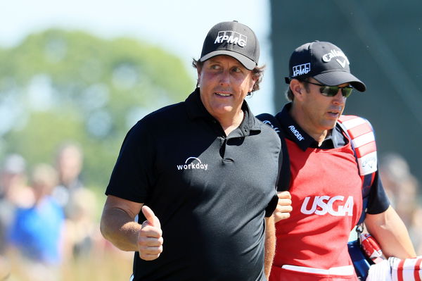 WATCH: Mickelson holes putt at 13 on Sunday, acts like he's won US Open!